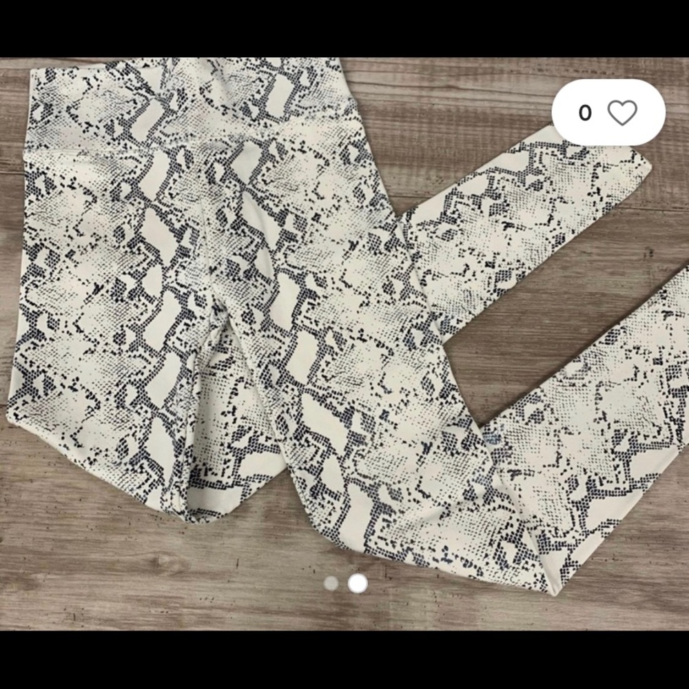 Fleece Snakeskin Black Tan Printed Leggings. NEW

Size M